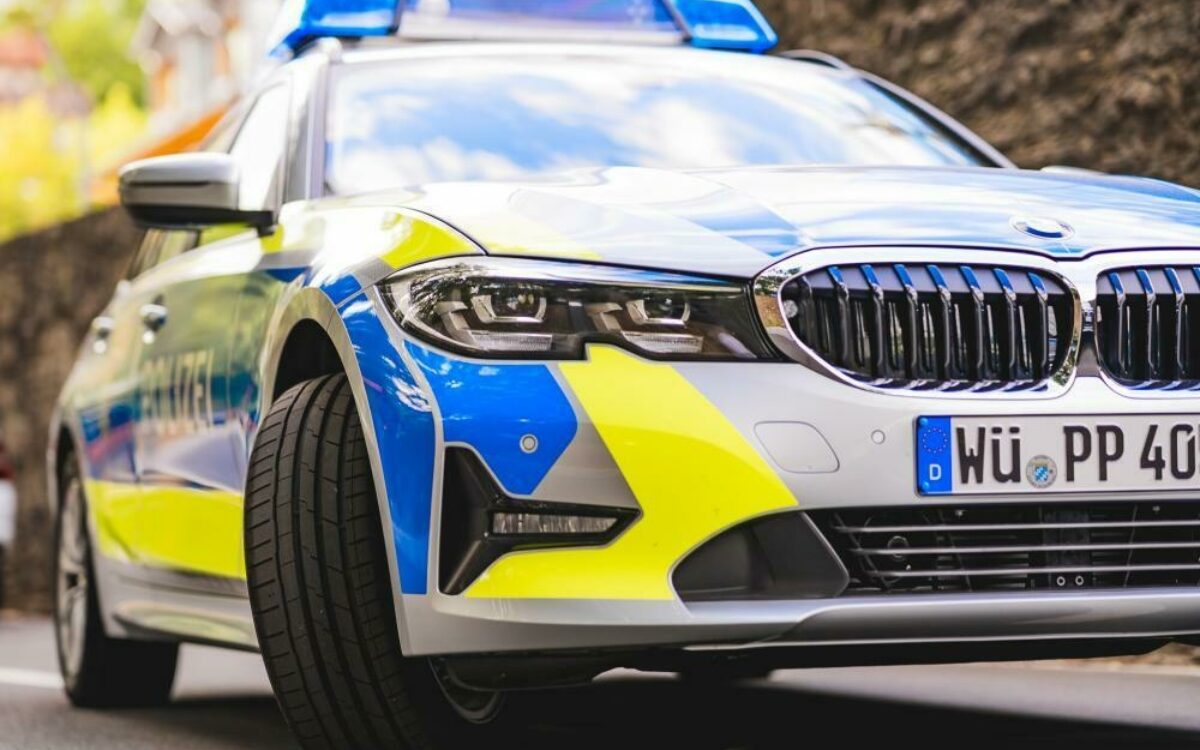 1608127942160017018326 08 20 polizeiauto totale links 1608127942160017018326 08 20 polizeiauto totale links